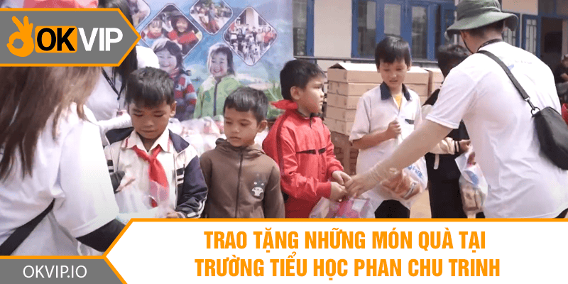 Trao tặng những món quà tại trường tiểu học Phan Chu Trinh